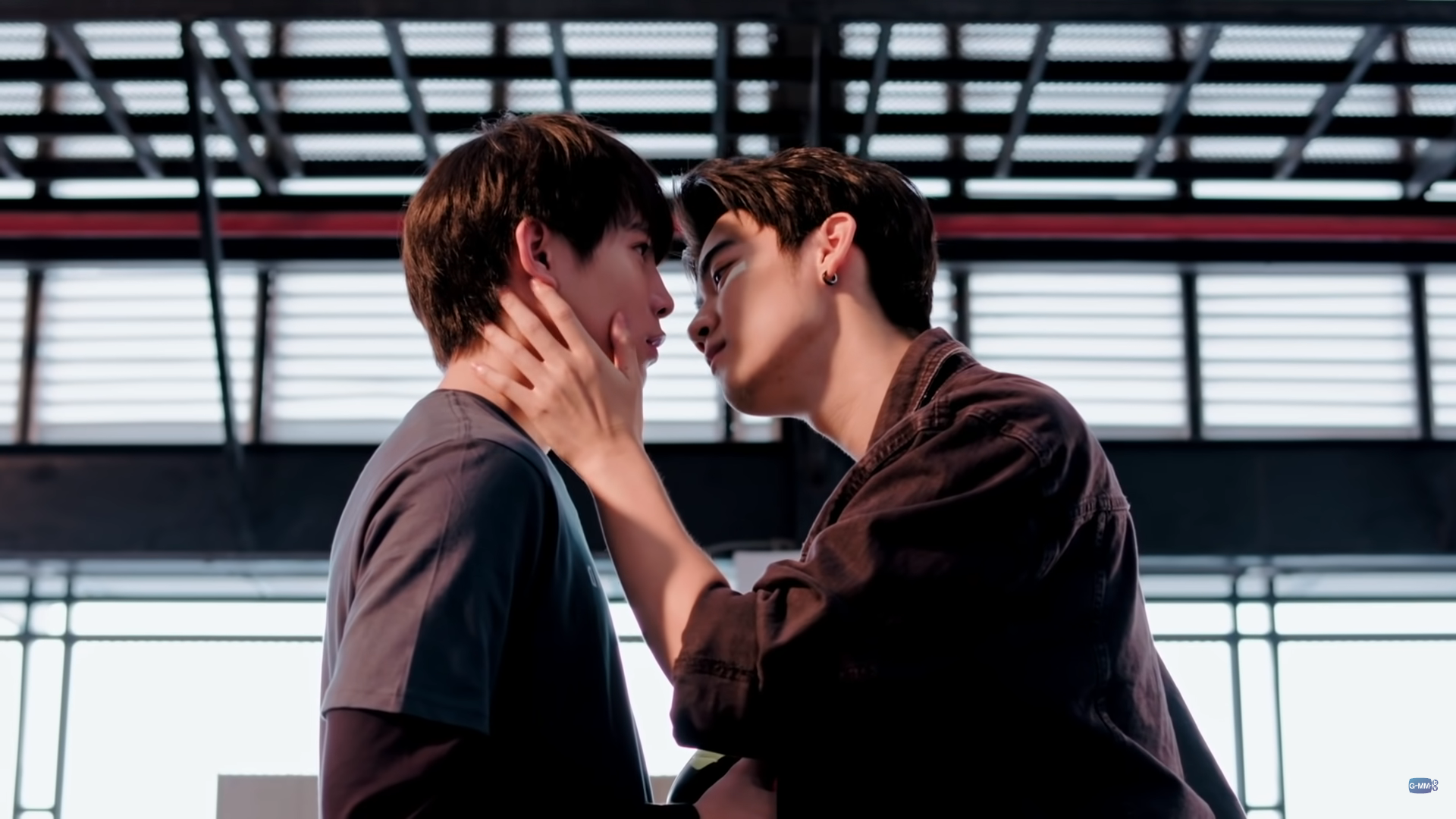 泰劇《The Shipper》劇照:兩名男主角在天橋下深情對視,一人輕撫著另一人的臉頰